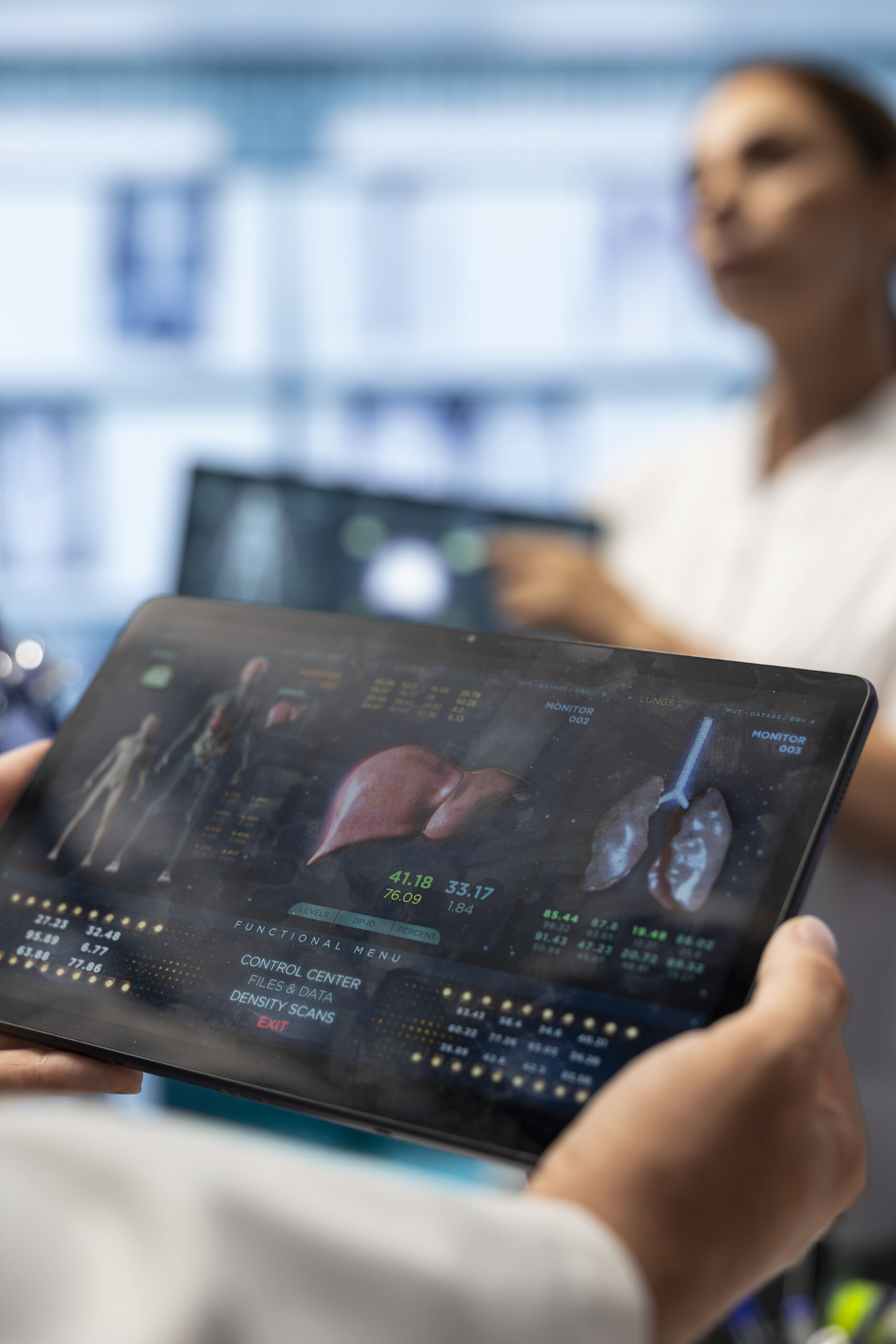 Profesional de la salud sosteniendo una tablet con gráficos 3D de un hígado y pulmones, utilizados para el análisis médico digital.